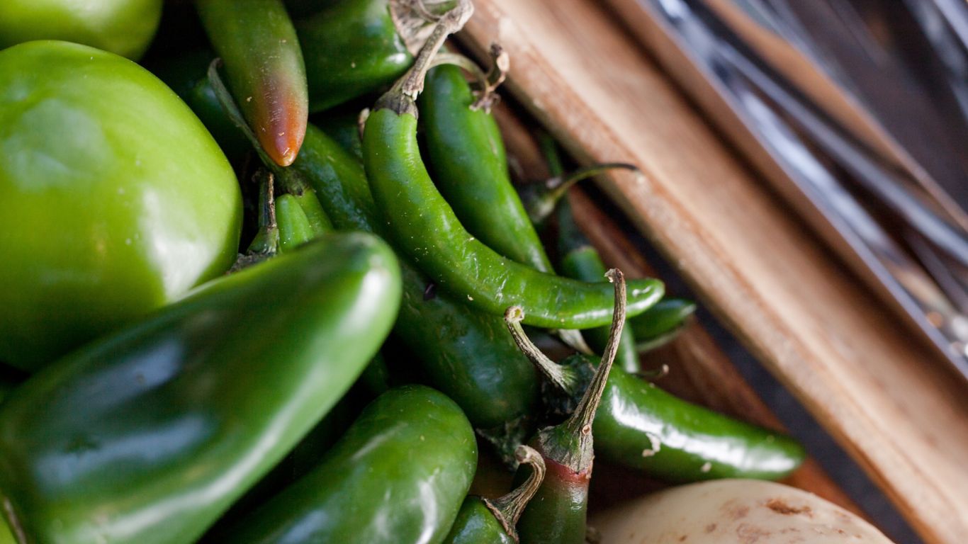 Conjunto de pimentões verdes colhidos na hora
